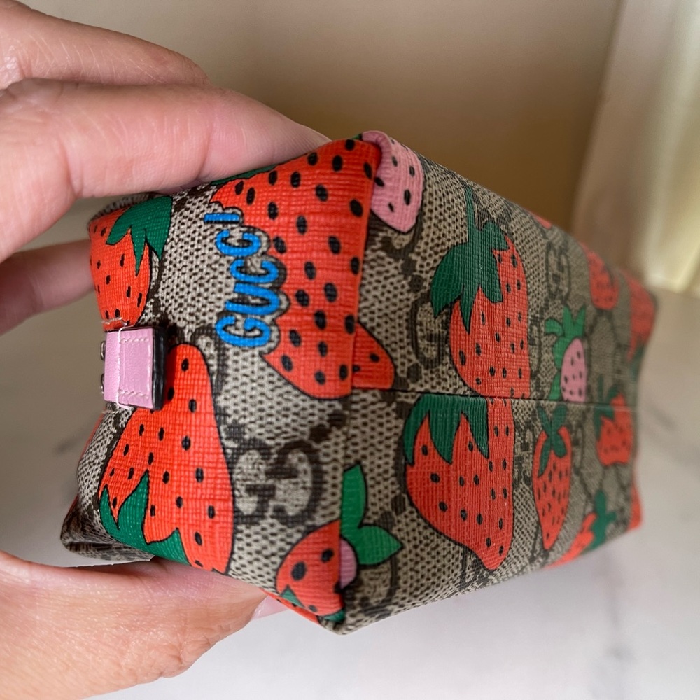 Gucci Strawberry 🍓 Pouch with GG Canvas - Picture 4 of 14